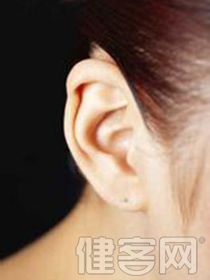 哪些原因是誘發耳廓受損的主要因素
