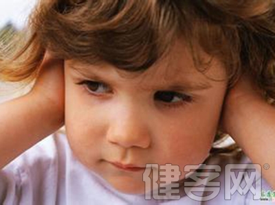 什麼原因導致了耳前瘘管的形成？