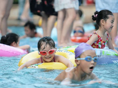夏季游泳不可戴隱形眼鏡 鼻炎患者慎入泳池