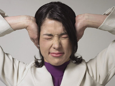 耳鳴可能預示哪些疾病？輕輕按摩來“消音”