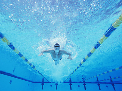 游泳嗆水患中耳炎嗆水後勿用力擤鼻！