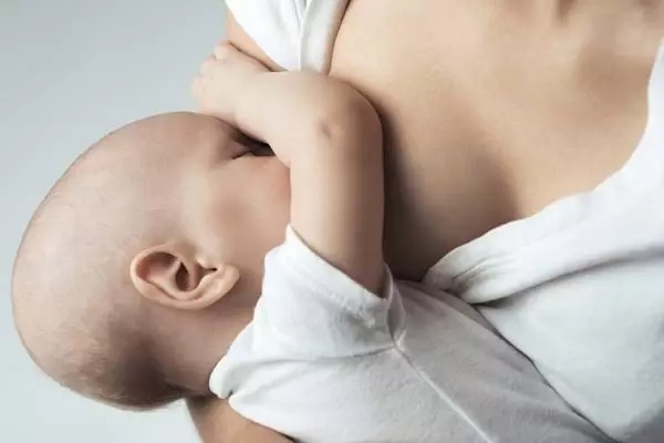 寶寶中耳炎和喂奶姿勢有關