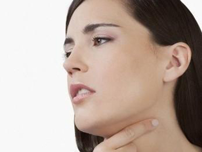 秋季慢性咽喉炎是怎麼引起的？
