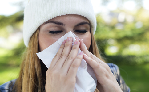 過敏性鼻炎的症狀有哪些 過敏性鼻炎與感冒的區別 過敏性鼻炎如何治療