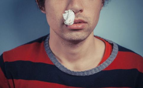 突然流鼻血怎麼回事 高血壓患者流鼻血有什麼危害 流鼻血怎麼辦