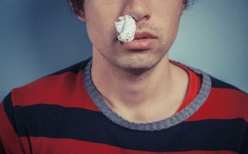 怎麼會流鼻血 流鼻血的原因是什麼 如何快速止鼻血