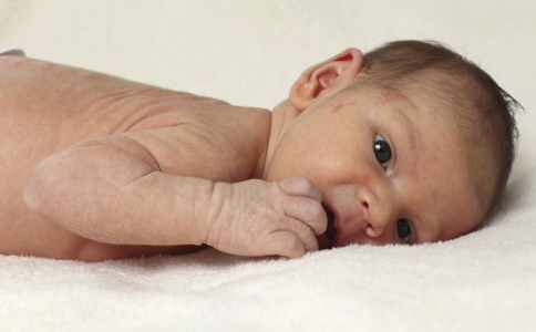 寶寶經常流鼻血是什麼原因 寶寶鼻出血要怎麼辦 治療寶寶流鼻血的方法