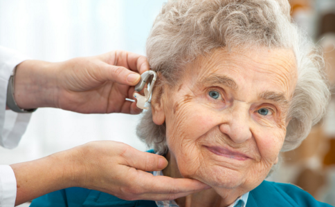 老人如何正確選擇助聽器 老年人戴助聽器好嗎 如何保養助聽器