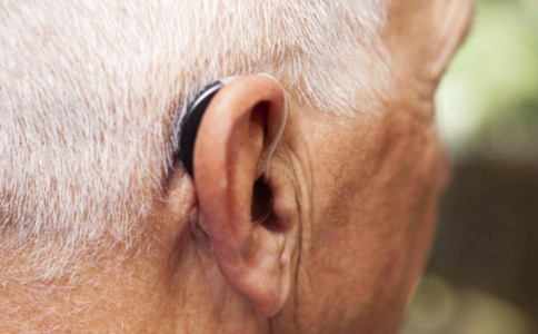 老人如何正確選擇助聽器 老年人戴助聽器好嗎 如何保養助聽器